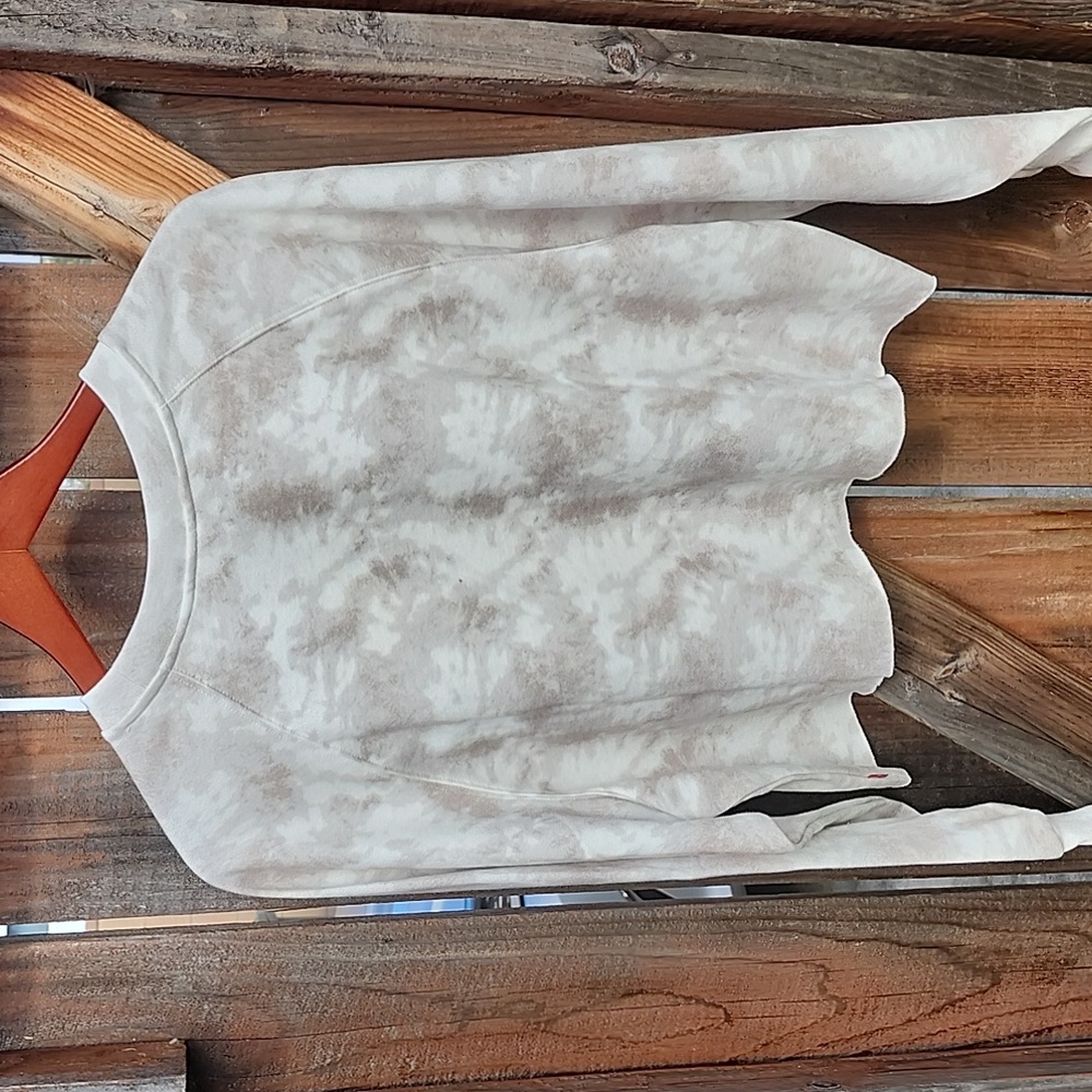 New Levis Cropped, Tie-Dyed Sweatshirt, NWT, Size Large - Picture 3 of 14